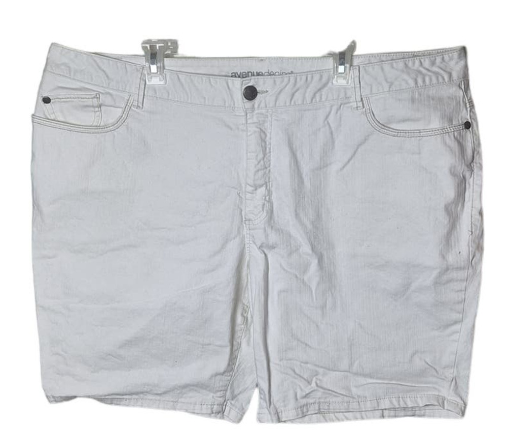Avenue Women Plus 26W White Classic Stretch Pocket Denim Shorts, Inseam 9.5"